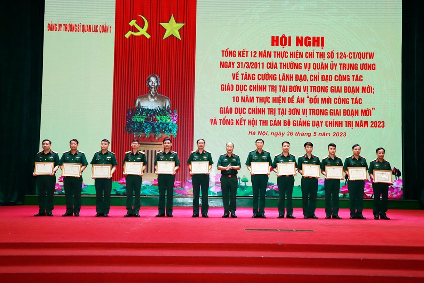 Đại tá Nguyễn Văn Tăng, Chủ nhiệm Chính trị Trường Sĩ quan Lục quân 1 trao thưởng cho các cá nhân đạt giải trong Hội thi cán bộ giảng dạy chính trị giỏi năm 2023. Ảnh: HÀ BÌNH
