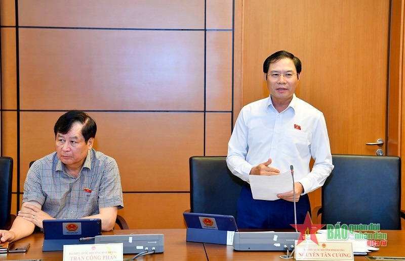 Thượng tướng Nguyễn Tân Cương phát biểu tại phiên thảo luận. Ảnh: Tuấn Huy 