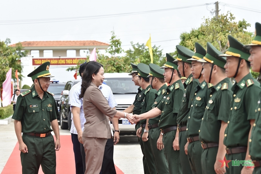 Chỉ huy Đồn Biên phòng Rạch Gốc nhiệt liệt đón chào Phó chủ tịch nước.  