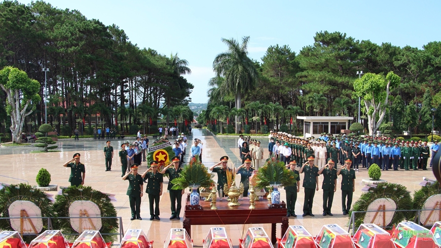  Đoàn đại biểu Bộ tư lệnh Quân khu 5 dâng hương tại Lễ truy điệu, an táng hài cốt liệt sĩ do tỉnh Đắk Lắk tổ chức. 