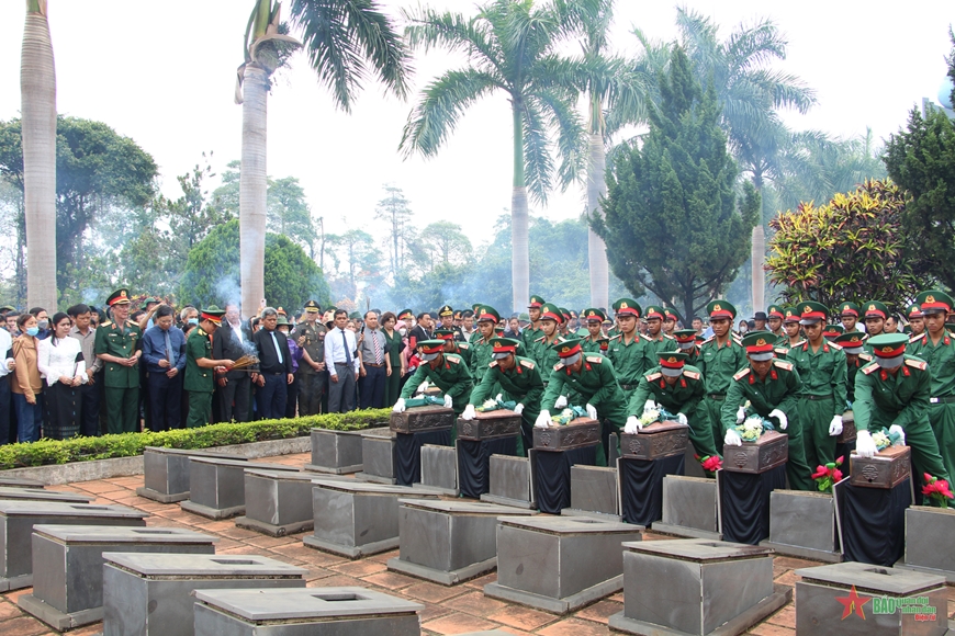 Chiến sĩ Đại đội 1, Ban CHQS huyện Đức Cơ, Gia Lai thực hiện nghi thức an táng hài cốt liệt sĩ. 