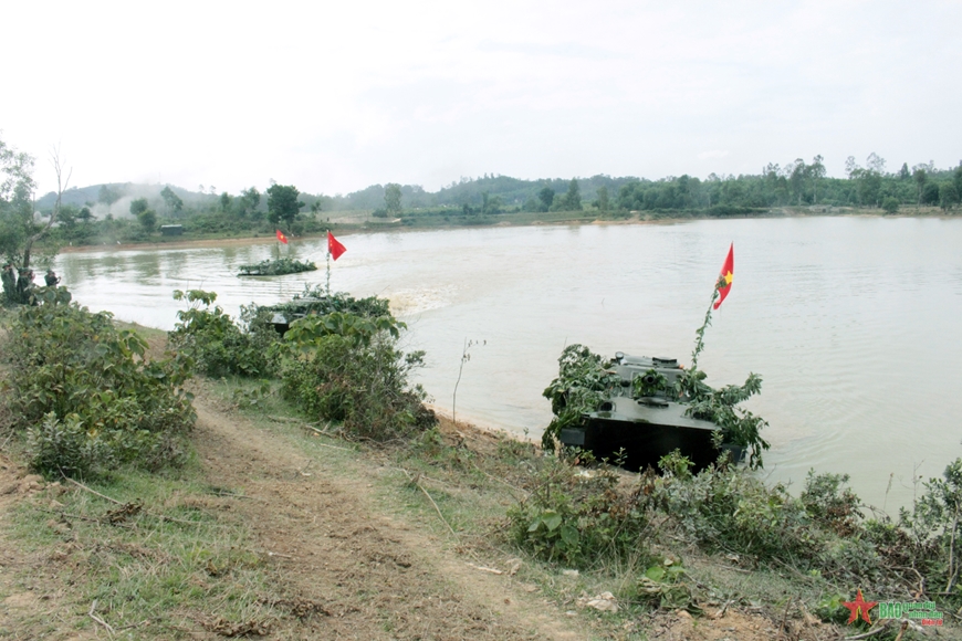 Phân đội xe tăng thực hành bơi vượt sông. 