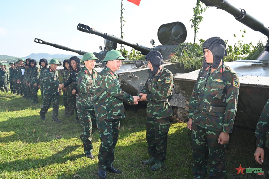 Lãnh đạo, chỉ huy Lữ đoàn Tăng thiết giáp 206 (Quân khu 4) động viên bộ đội trong huấn luyện. 