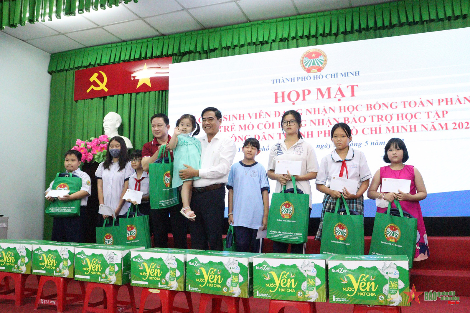 Họp mặt, trao học bổng, bảo trợ học tập cho sinh viên, trẻ mồ côi