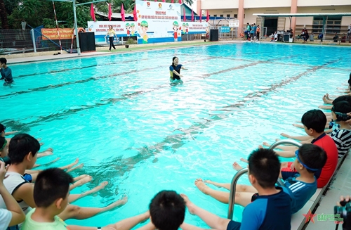 Hội đồng Đội Trung ương tổ chức lớp dạy bơi miễn phí dành cho thiếu nhi 