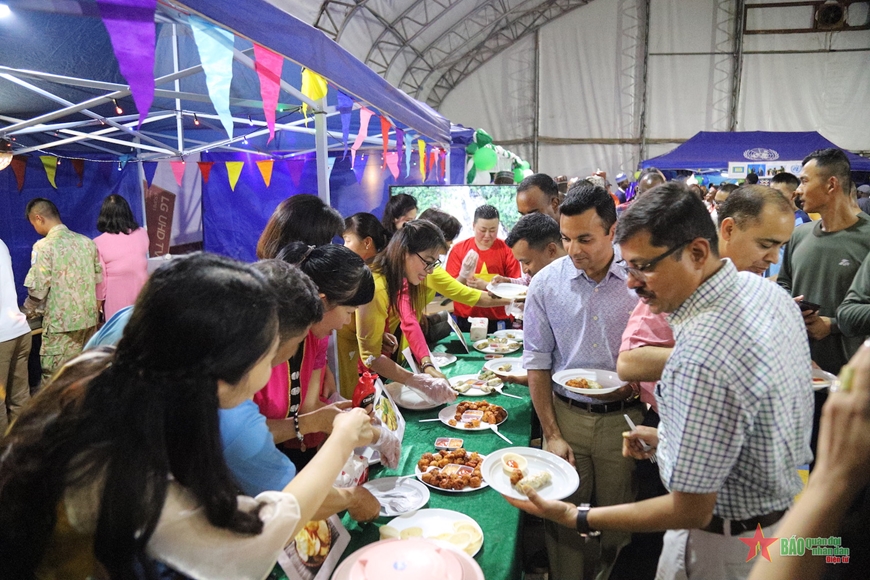  Gian ẩm thực của Việt Nam luôn thu hút đông các thực khách. Ảnh: Đội Công binh Việt Nam.