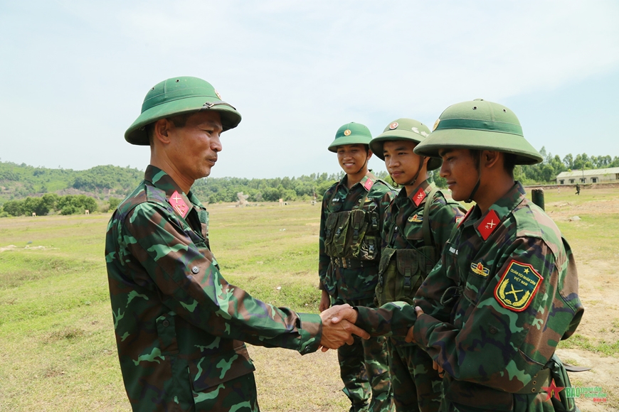 Thượng tá Bùi Duy Hưng - Chính trị viên Tiểu đoàn 3 động viên, chúc mừng các chiến sĩ bắn giỏi của đơn vị.