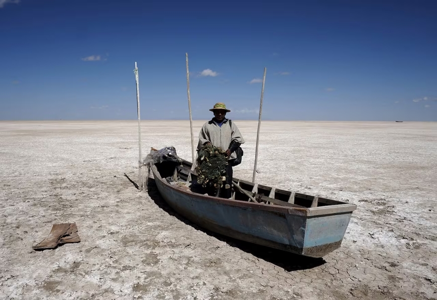 Tình trạng khô hạn tại hồ Poopó lớn thứ hai ở Bolivia làm đảo lộn cuộc sống của cộng đồng dân cư địa phương. Ảnh: Reuters 