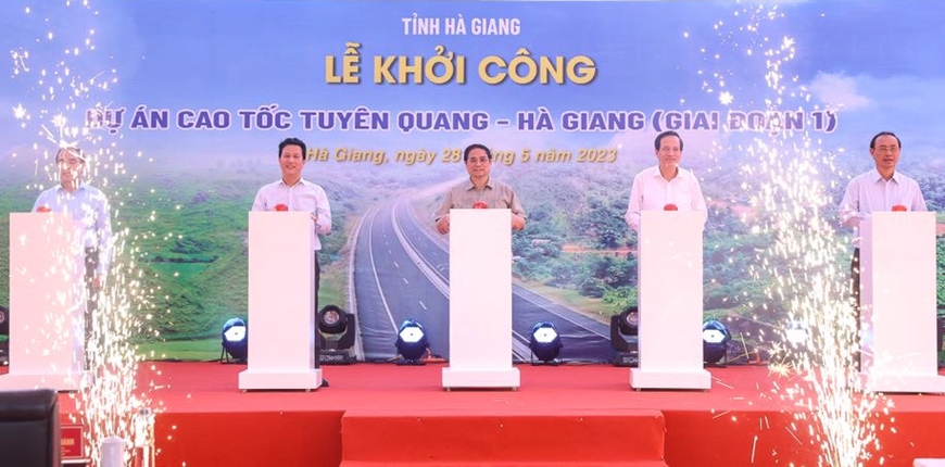 Thủ tướng Phạm Minh Chính và các đại biểu thực hiện nghi thức khởi công Dự án cao tốc Tuyên Quang - Hà Giang giai đoạn 1. Ảnh: VGP/Nhật Bắc 