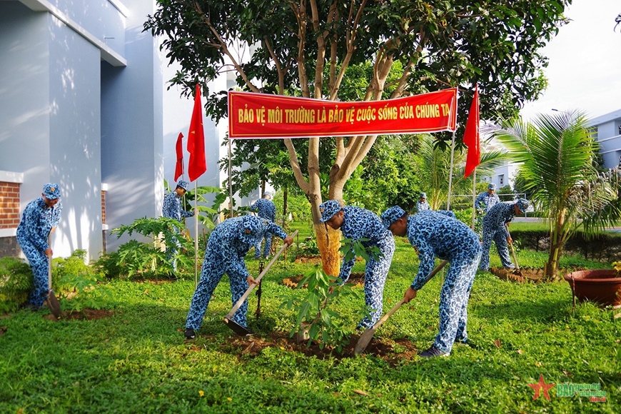 Cán bộ, đoàn viên thanh niên Lữ đoàn 189 Hải quân trồng mới và chăm sóc cây tại đơn vị. 