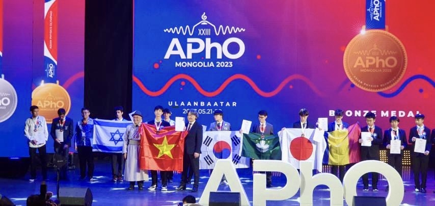 Đội tuyển APhO Việt Nam năm 2023. 