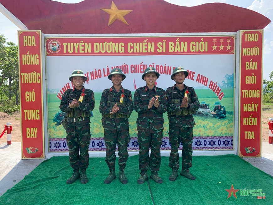 Tuyên dương chiến sĩ bắn giỏi.