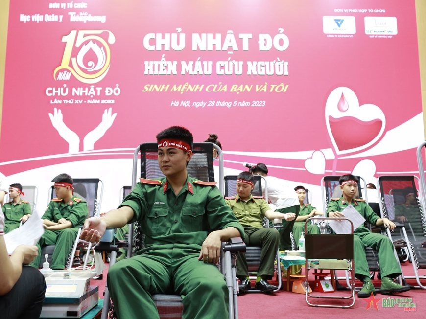 Hoạt động Ngày hội hiến máu tình nguyện “Chủ nhật đỏ” lần thứ 15 diễn ra tại Học viện Quân y sáng 28-5 đã thu được hơn 450 đơn vị máu.