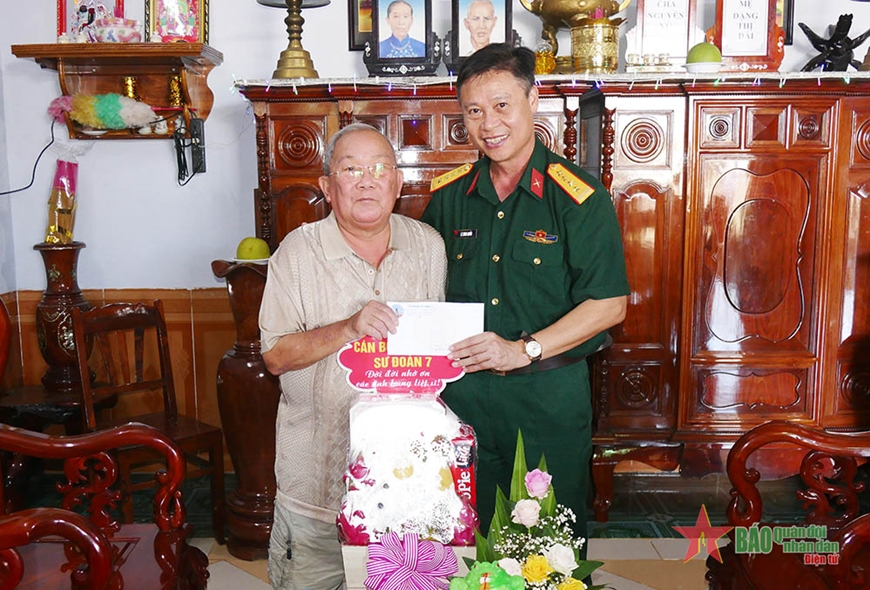 Sư đoàn 7 “về nguồn”, tặng quà gia đình chính sách, học sinh nghèo