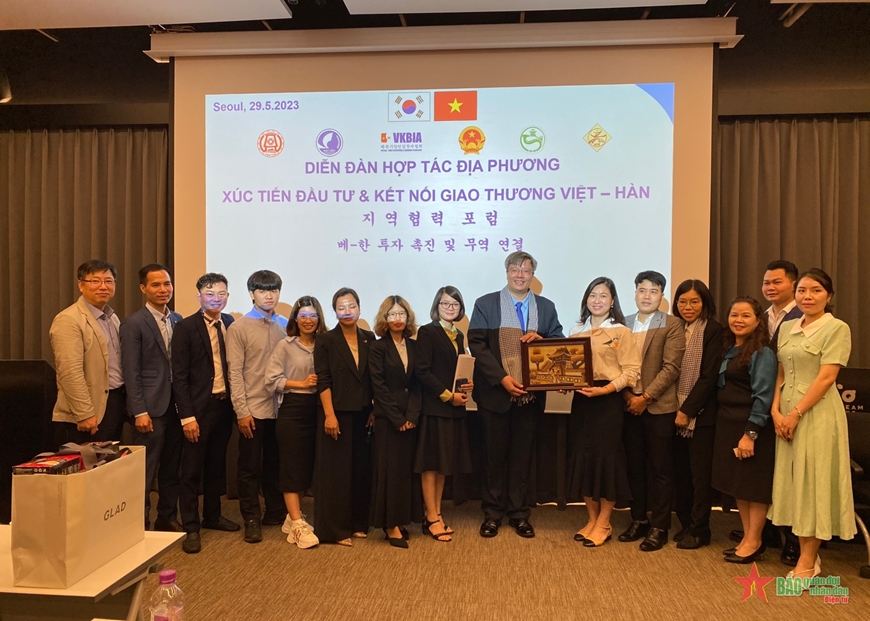 &nbsp;C&aacute;c đại biểu tặng qu&agrave; lưu niệm.