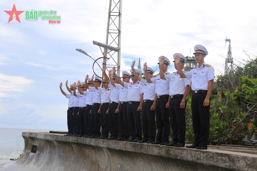 Cán bộ, chiến sĩ tạm biệt đoàn công tác đầy lưu luyến. 