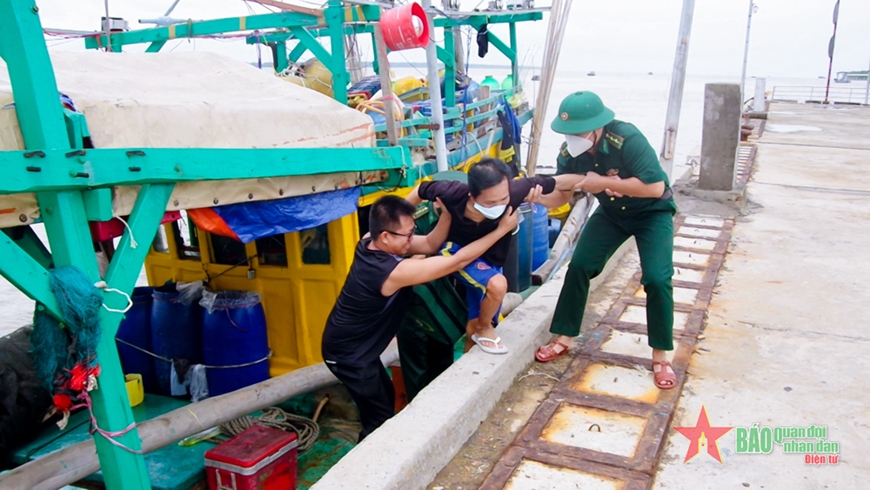 Tàu cá CM 91051 TS cập cảng đưa 5 ngư dân vào bờ an toàn. Ảnh: VĂN LONG 