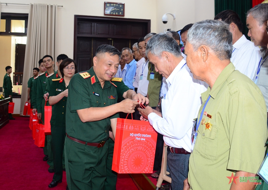 Trung tướng Lê Quang Minh trao quà của Bộ Quốc phòng tặng các đại biểu người có công với cách mạng tỉnh Tiền Giang.