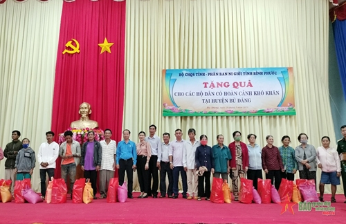 Trao tặng trao 500 phần quà cho hộ nghèo tại huyện Bù Đăng, Bình Phước