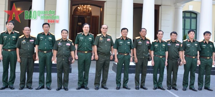 Trung tướng Trần Duy Giang, Trung tướng Khamphet Sisanone và các thành viên hai đoàn chụp ảnh chung 