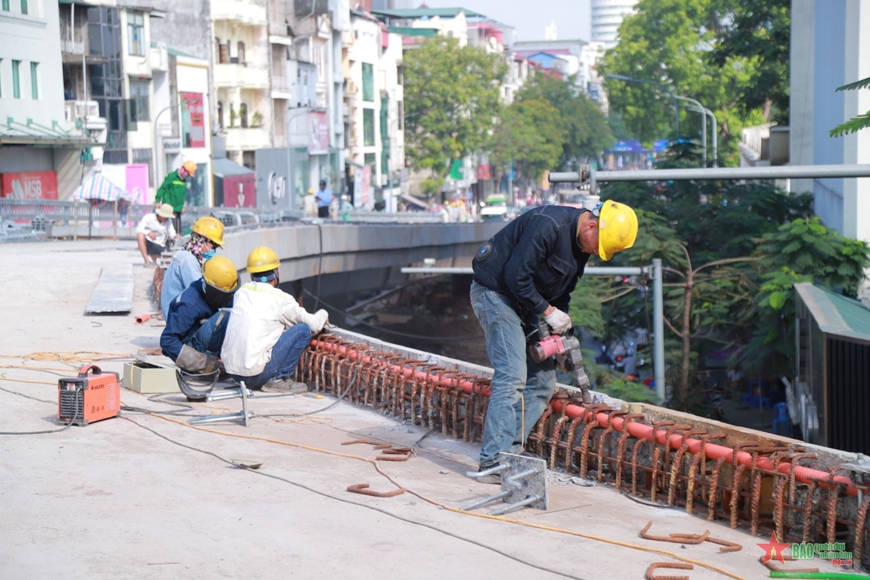  Đơn vị thi công đang nỗ lực thực hiện hạng mục bê tông gờ lan can công trình.