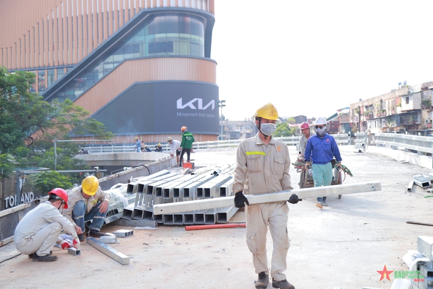 Các đơn vị thi công tiến hành làm việc 3 ca liên tục để phấn đấu đưa cầu vượt vào hoạt động đúng tiến độ. 