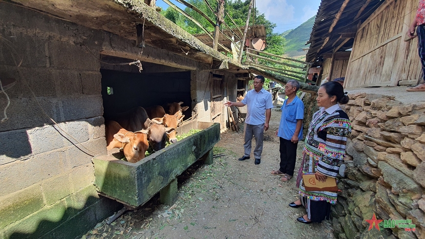 Cán bộ địa phương hướng dẫn người dân xã Tả Lủng (Mèo Vạc, Hà Giang) phát triển chăn nuôi để từng bước thoát nghèo. 