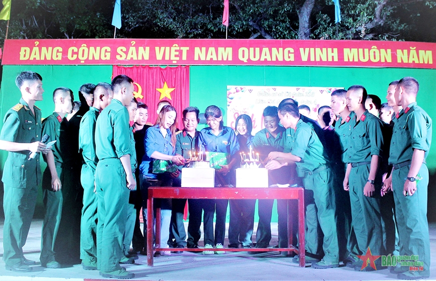 Các chiến sĩ cùng đoàn viên đơn vị kết nghĩa thổi nến và cắt bánh sinh nhật.