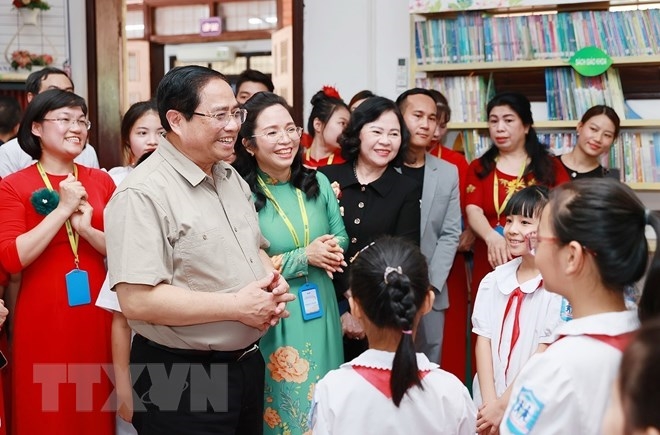 Thủ tướng Phạm Minh Chính thăm, động viên học sinh có hoàn cảnh đặc biệt khó khăn của Trường Phổ thông dân lập Herman Gmeiner. 