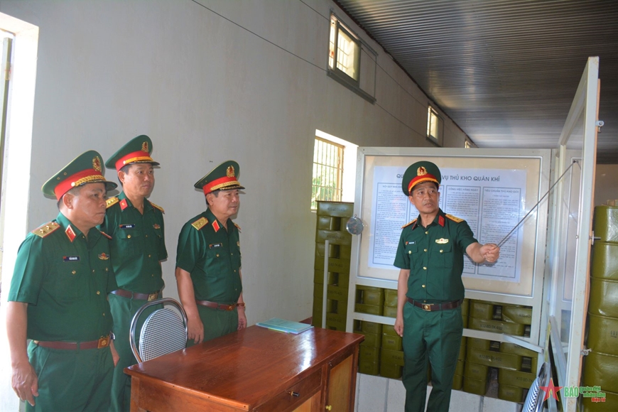  Cán bộ Kho K812 báo cáo công tác quản lý đạn dược với Thứ trưởng Bộ Quốc phòng.