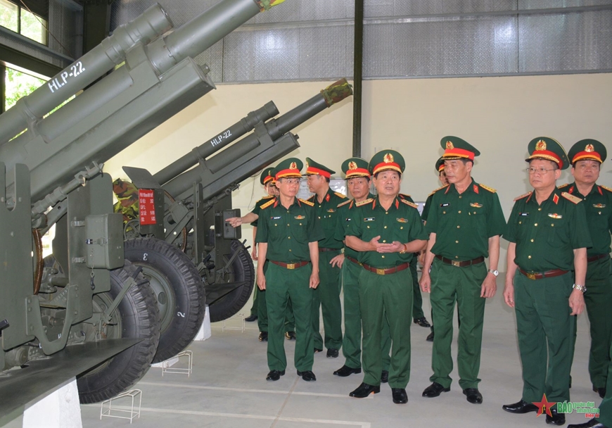 Thượng tướng Lê Huy Vịnh kiểm tra công tác quản lý, bảo đảm an toàn súng, pháo, khí tài tại Kho K816. 