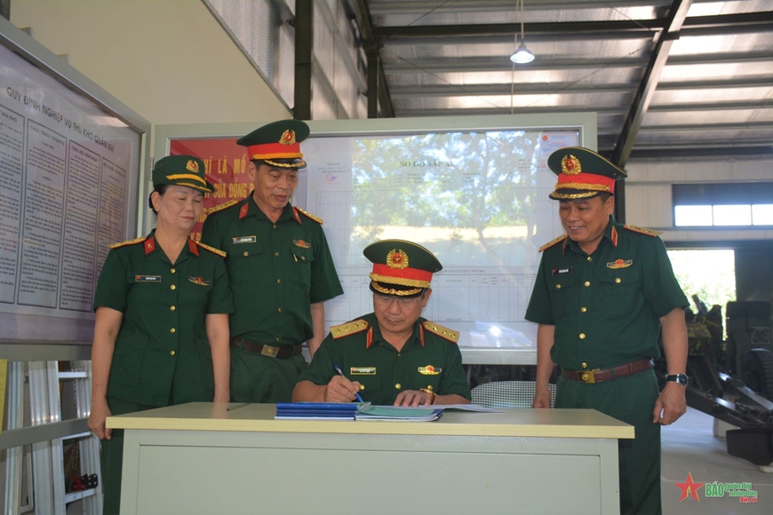  Thượng tướng Lê Huy Vịnh ký sổ kiểm tra nhà kho. 