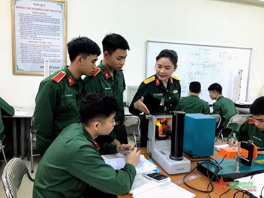 Giảng viên trực tiếp hướng dẫn học viên thực hành thí nghiệm. 