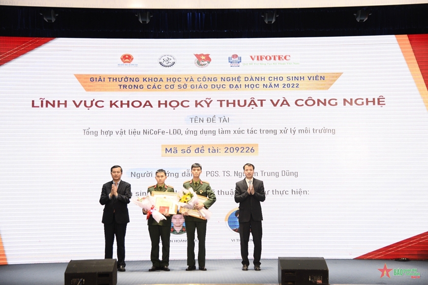  Học viên Học viện Kỹ thuật Quân sự nhận Giải thưởng Khoa học và công nghệ dành cho sinh viên trong các cơ sở giáo dục đại học năm 2022.