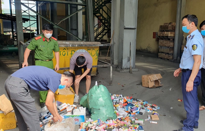 Lực lượng chức năng tỉnh Hưng Yên tổ chức tiêu hủy thuốc lá điện tử vi phạm. Ảnh: Trường Lưu