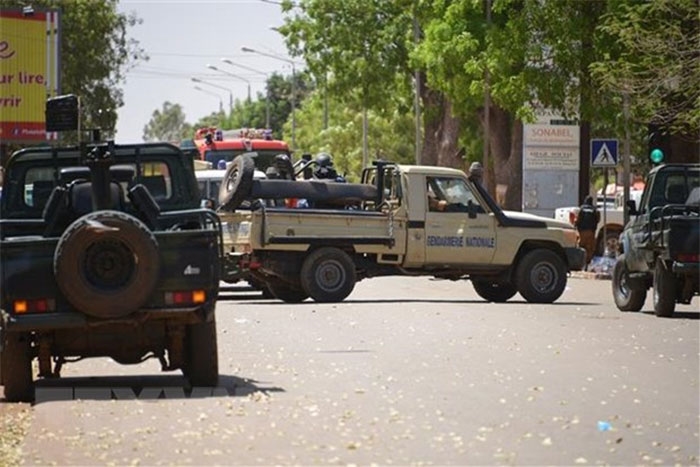 Binh sĩ Burkina Faso phong tỏa hiện trường một vụ tấn công ở Ouagadougou. Ảnh: TTXVN.