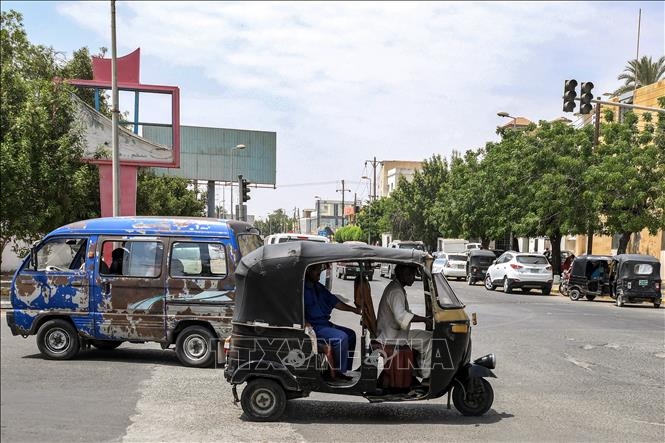  Các phương tiện di chuyển trên một tuyến phố ở Port Sudan ngày 23-5-2023. Ảnh: TTXVN