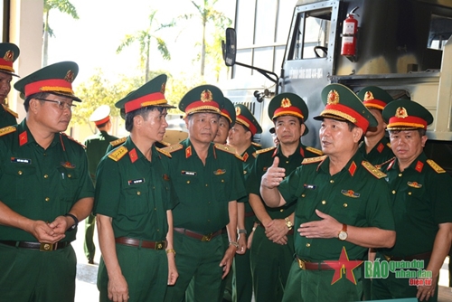 Thượng tướng Lê Huy Vịnh kiểm tra, làm việc với các đơn vị Quân khu 4