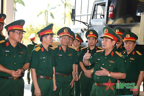 Thượng tướng Lê Huy Vịnh kiểm tra, làm việc với các đơn vị Quân khu 4