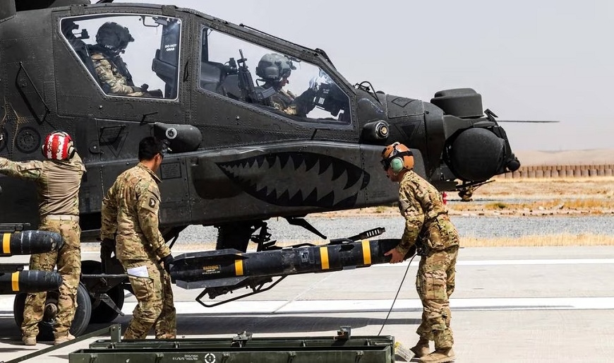 Lính Mỹ lắp tên lửa AGM-114 Hellfire cho trực thăng AH-64E Apache Guardian tại Kunduz, Afghanistan. Ảnh: Defense News 