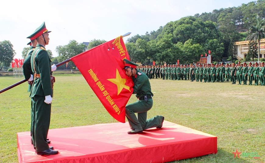 Đại diện chiến sĩ mới Trường Quân sự Quân khu 3 tuyên thệ dưới cờ. 