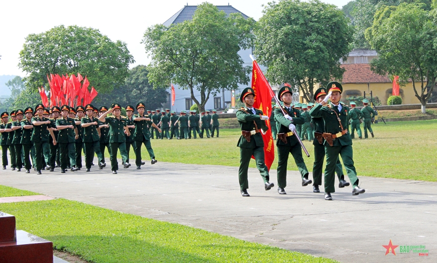 Chiến sĩ mới thực hiện duyệt đội ngũ trong lễ tuyên thệ. 