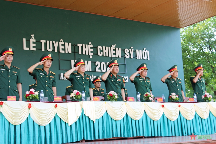  Lãnh đạo Quân khu 3 cùng các cơ quan chức năng quân khu và nhà trường tại lễ tuyên thệ.