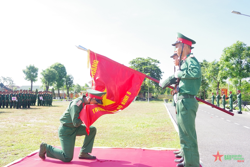 Chiến sĩ tuyên thệ dưới Quân kỳ. 