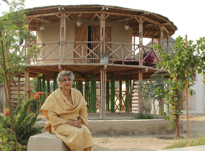 &nbsp;Kiến tr&uacute;c sư Yasmeen Lari ngồi trước ng&ocirc;i nh&agrave; chống lũ. Ảnh:&nbsp;The Guardian