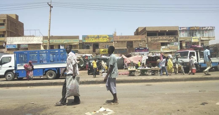  Người dân đi ngang qua một khu chợ ở Khartoum, Sudan. Ảnh: AP