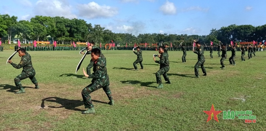 Chiến sĩ Trung đoàn 1 biểu diễn võ thuật.