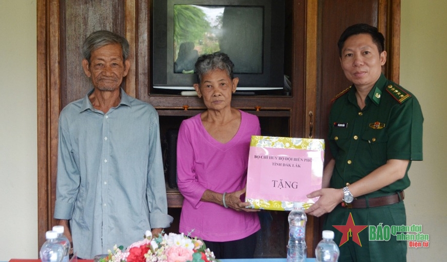 Đại tá Đỗ Quang Thấm, Phó chính ủy Bộ đội Biên phòng tỉnh Đắk Lắk tặng quà gia đình ông Nguyễn Văn Đứa.