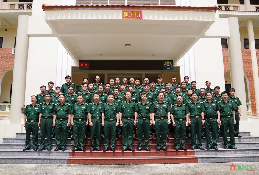 Thiếu tướng Nguyễn Anh Tuấn cùng đoàn công tác chụp ảnh lưu niệm với cán bộ Bộ đội Biên phòng tỉnh Đắk Nông.