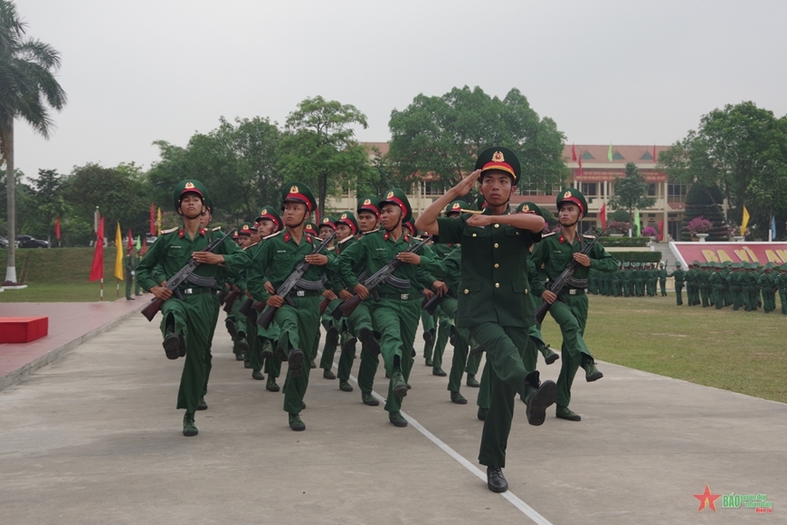 Duyệt đội ngũ tại Lễ tuyên thệ. 